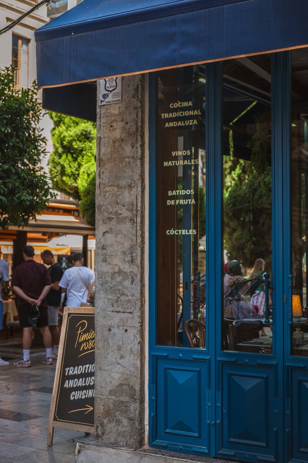 Fachada del restaurante en el centro de Granada